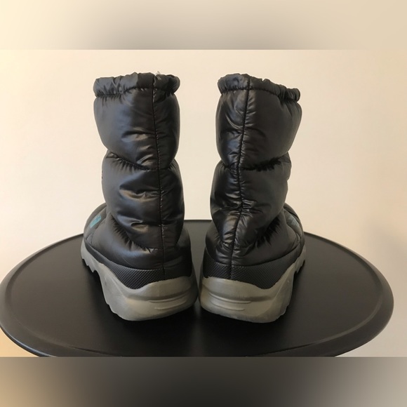 The iconic North Face Bootie is keep your feet warm during cold winter. - Picture 8 of 15